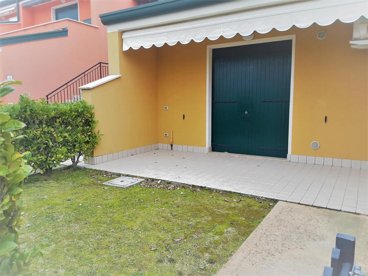 Iris 20 In Posizione Strategica, Indipendente, All'Interno Del Villaggio Dei Fiori Caorle Bagian luar foto